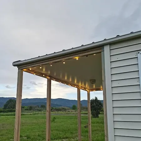 Au Pied Du Luberon *
